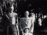 Familiealbum Sdb045 5  1948 Sammen med Chretsen og Laura ved Mølledammen 1948
